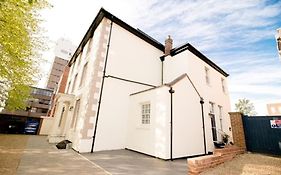 Spacious 2 Bed City Centre Apartment With Parking